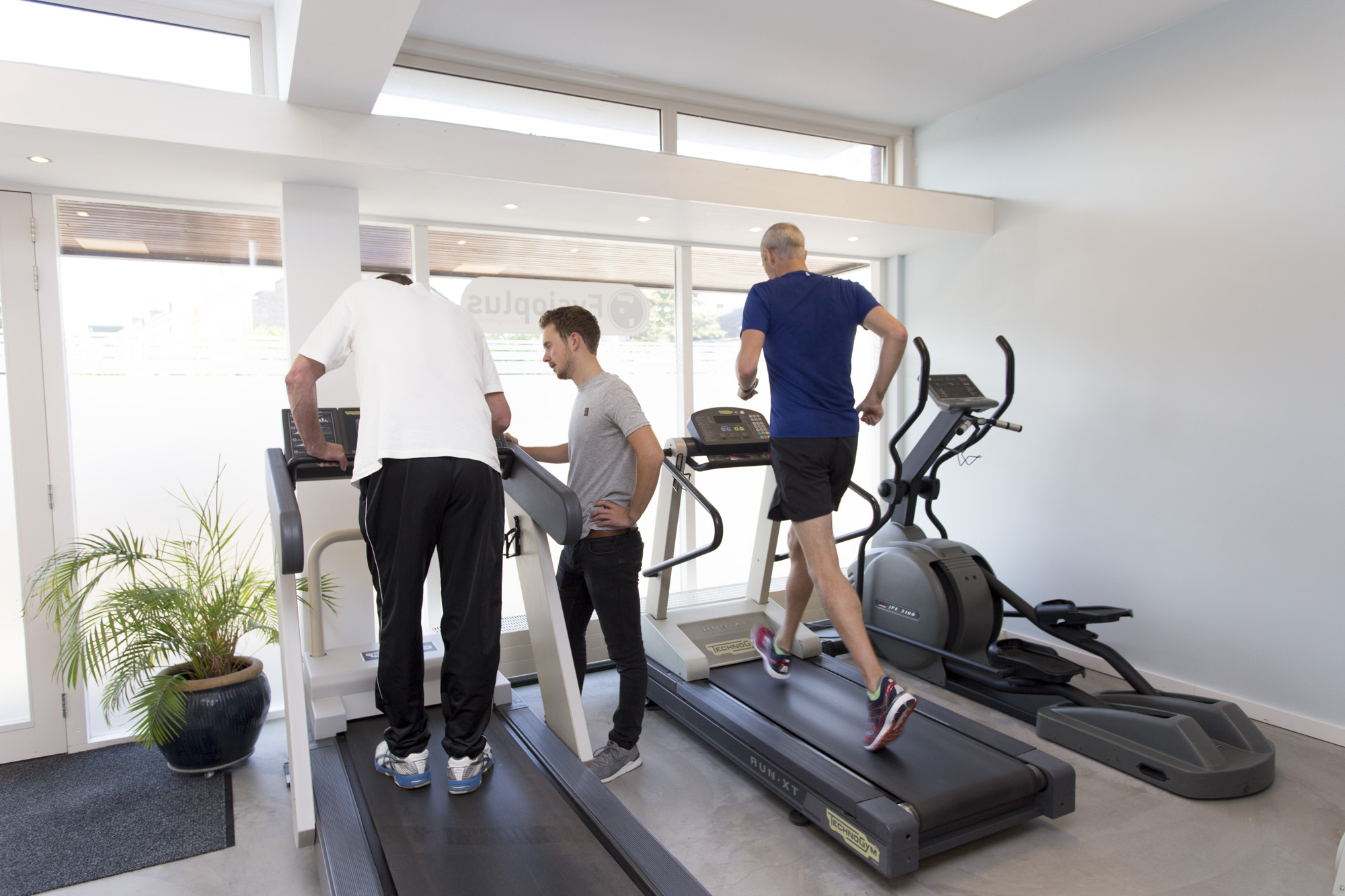 Trainen op de loopband onder begeleiding bij Fysioplus